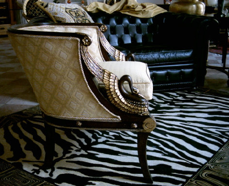 mobili in stile at poltrona impero intagliata a mano con particolari in argento foglia e mecca. Divano modello Chester in pelle. 