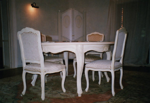 mobili in stile at tavolo e sedie intagliate