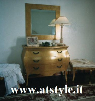 Com� in stile realizzato in legno massello e decorato in oro foglia patinato.