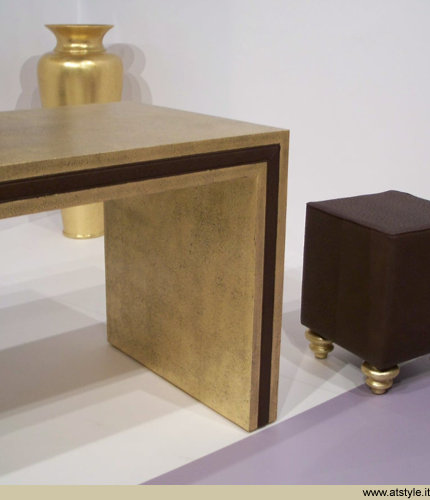 Scrivania in legno decorata oro foglia con inserto ecopelle anfora in oro foglia